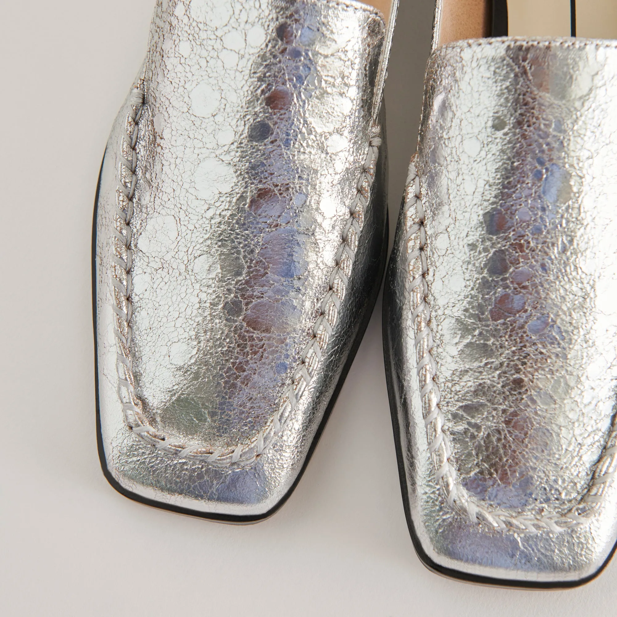 BENY FLATS SILVER DISTRESSED LEATHER