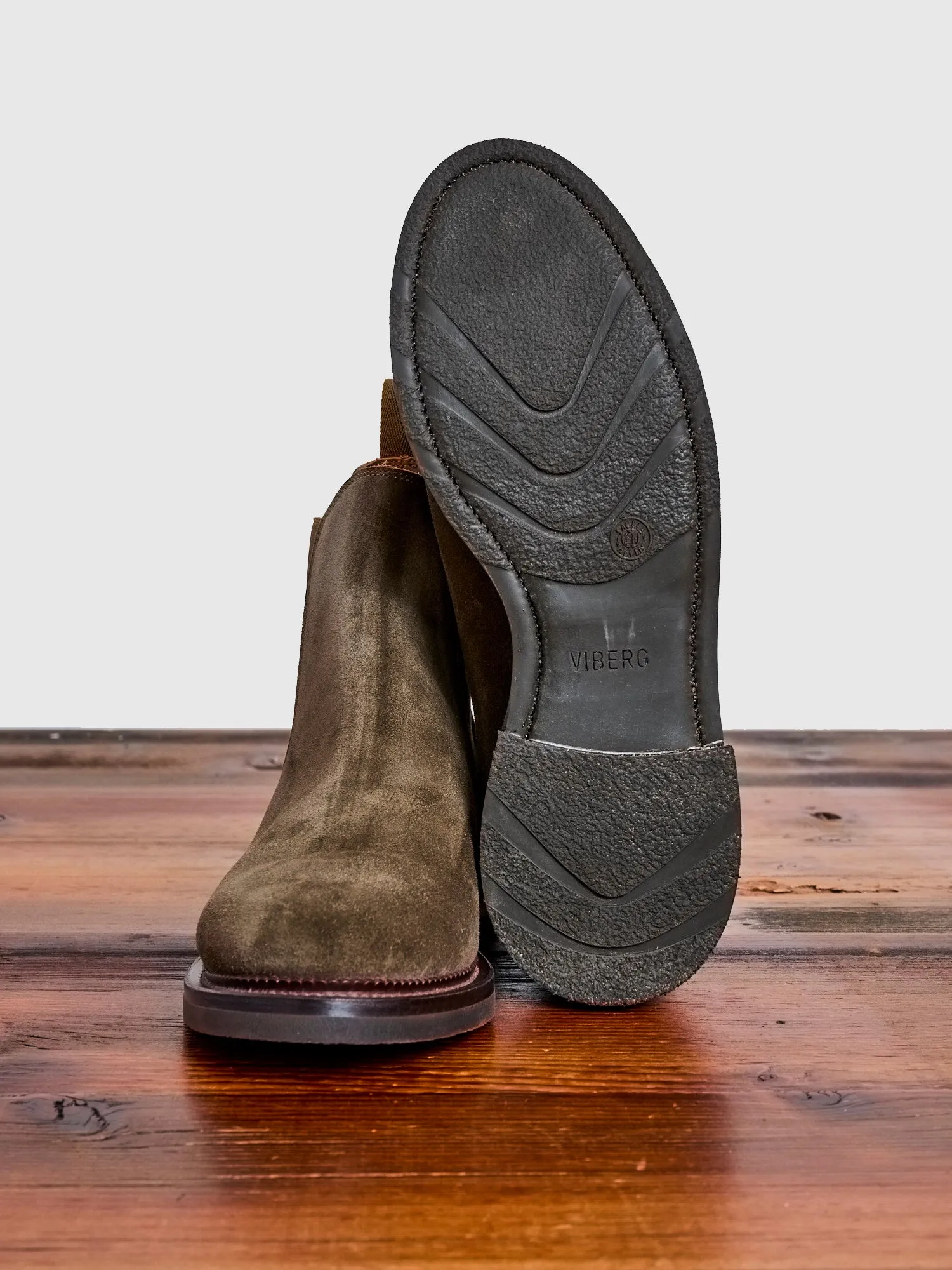 Chelsea Boot 2030 in Dark Olive Janus Calf Suede