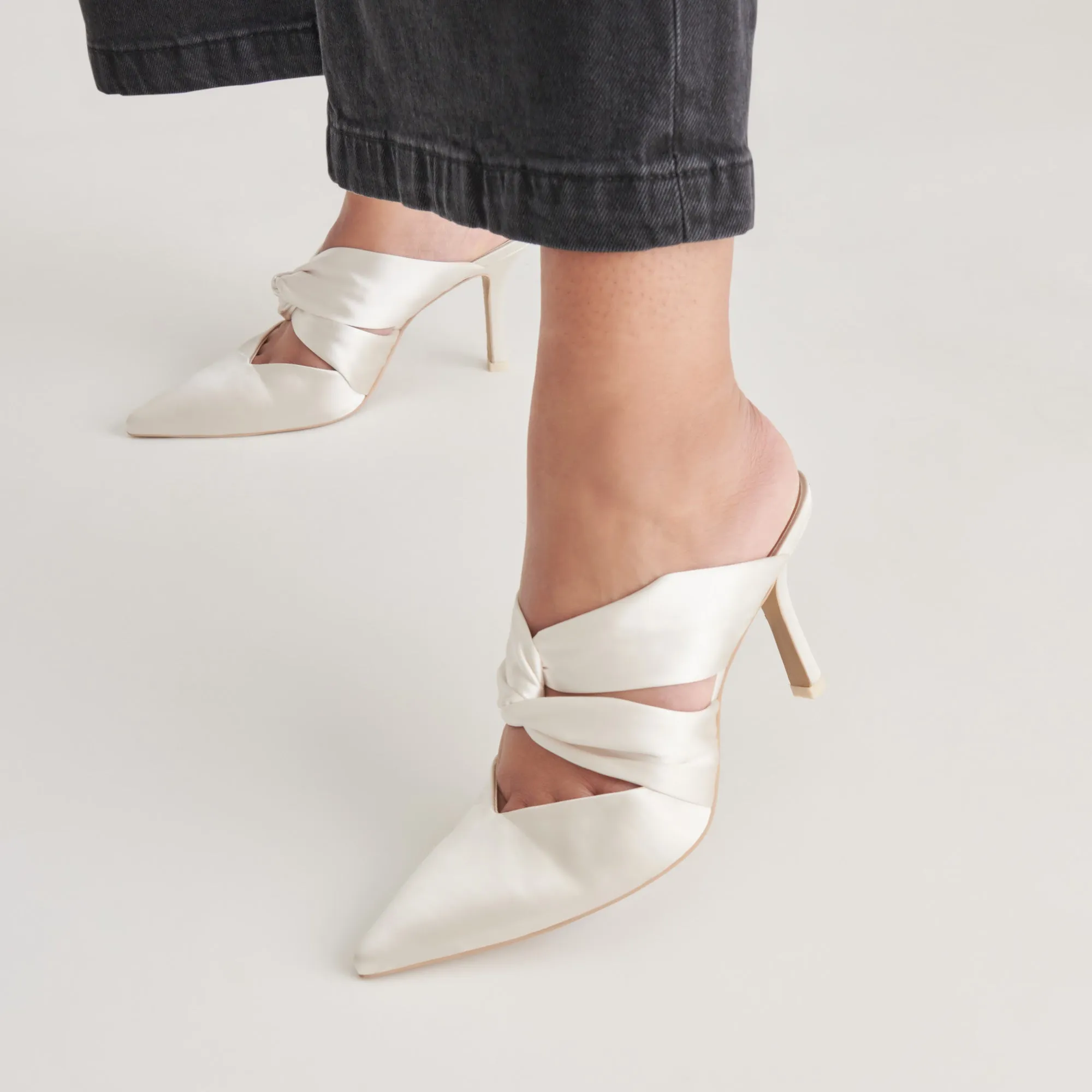 KELSY HEELS CREME SATIN