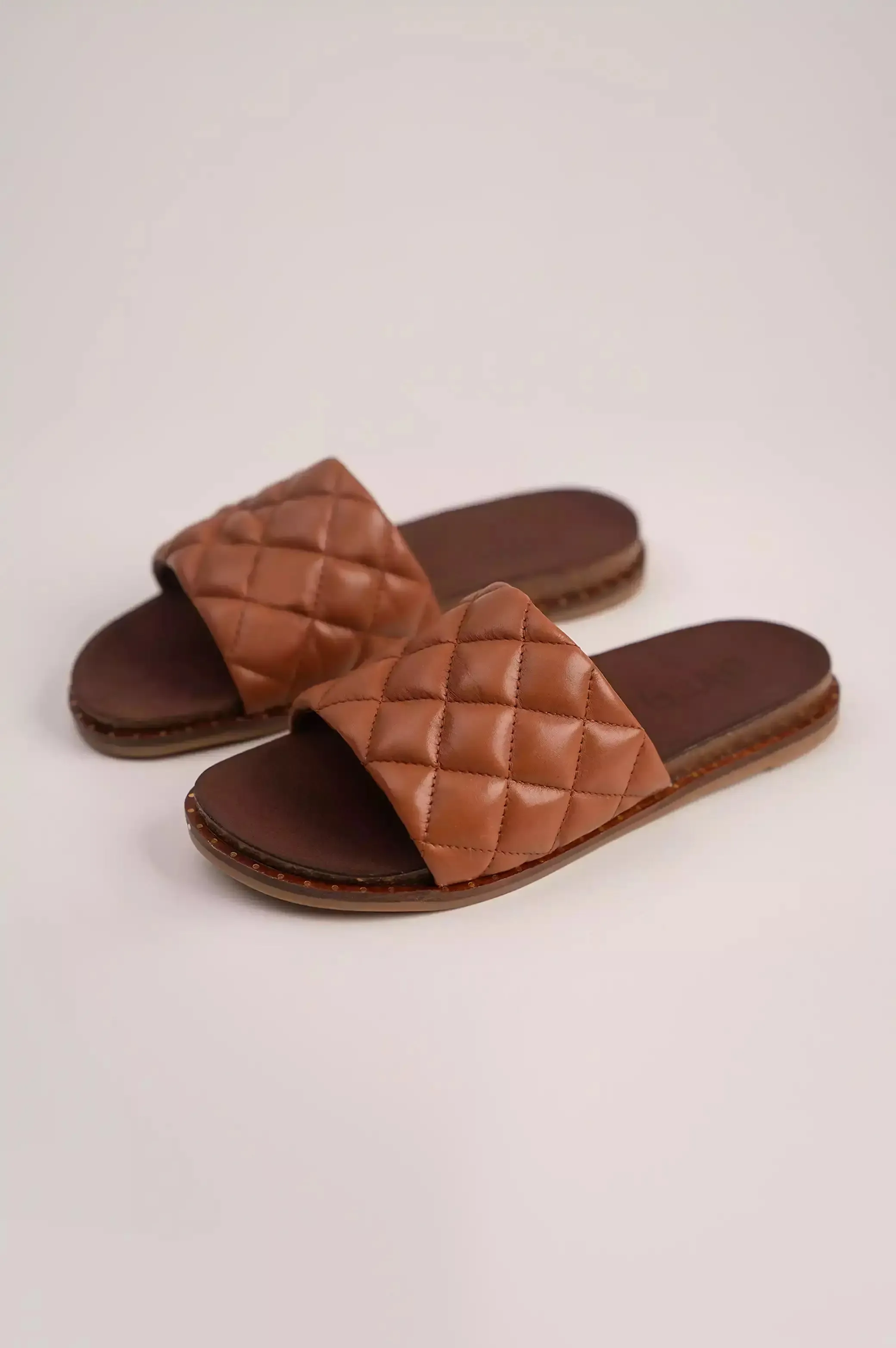 QUILTED LEATHER SLIDES